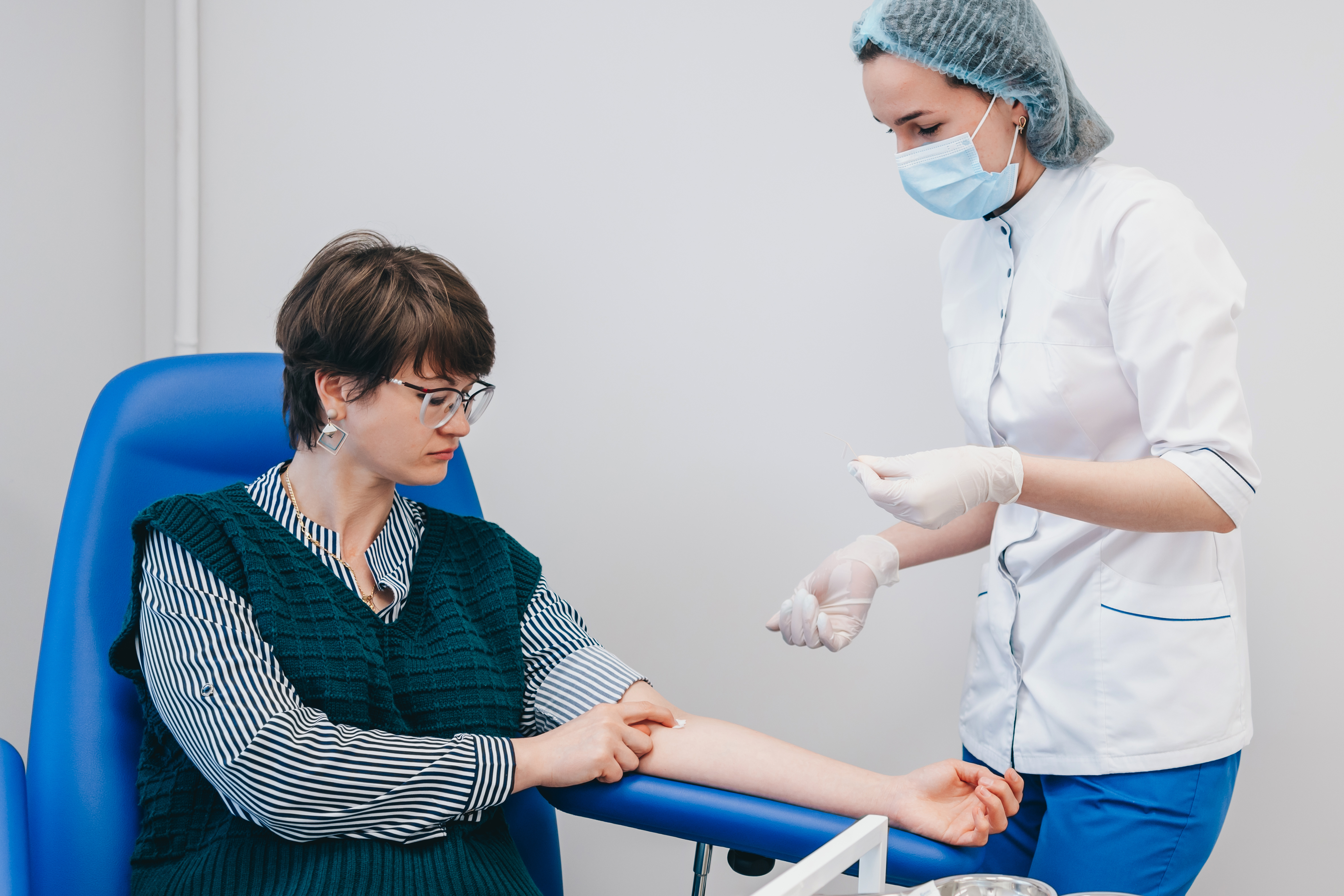 Un paso vital hacia la salud: cada análisis de sangre revela secretos médicos cruciales. Cuidando tu bienestar, paso a paso.